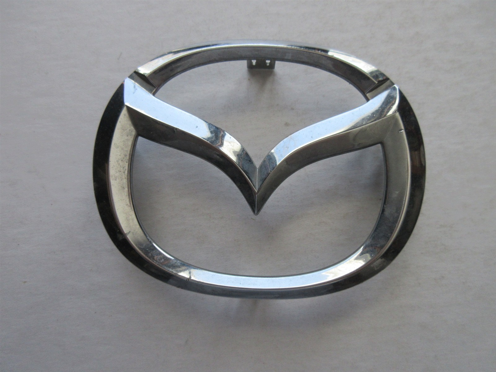 MAZDA GK2A50710 FRONT GRILLE EMBLEM. OEM USED. 2003/2005 MAZDA 6 MAZDA GK2A50710 FRONT GRILLE EMBLEM. OEM USED. 2003/2005 MAZDA 6