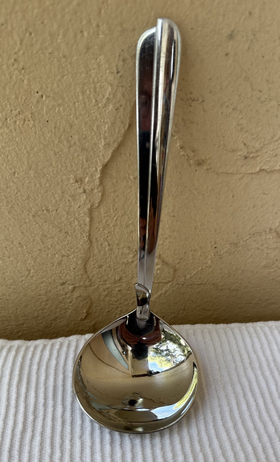 RADIUS GRAVY LADLE by ONEIDA SILVER CO CANADA STAINLESS STEEL 7 1/4\ RADIUS GRAVY LADLE by ONEIDA SILVER CO CANADA STAINLESS STEEL 7 1/4\