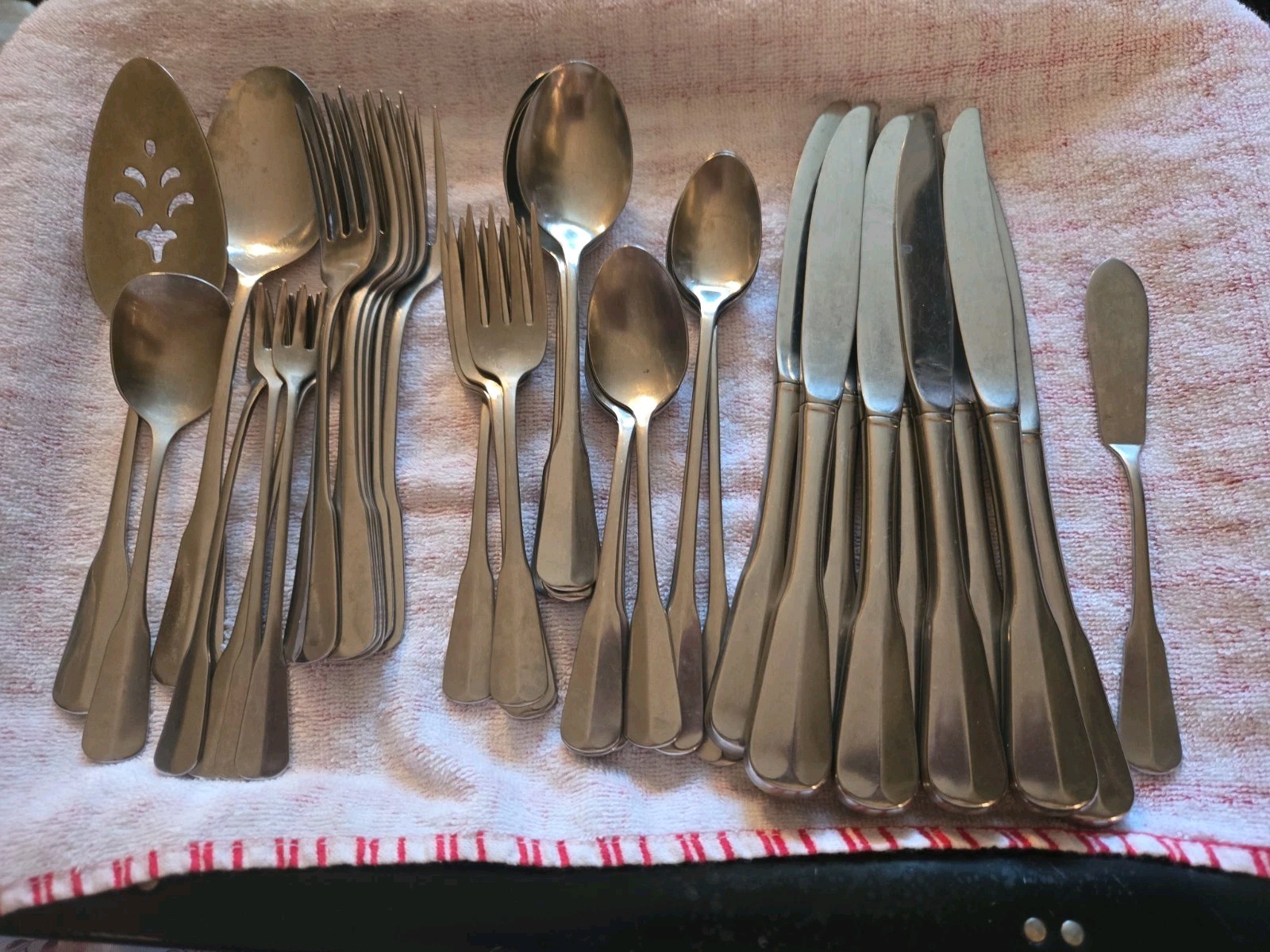 Vintage Oneida Distinction Deluxe HH Colonial Artistry Stainless Flatware 43 pcs Vintage Oneida Distinction Deluxe HH Colonial Artistry Stainless Flatware 43 pcs