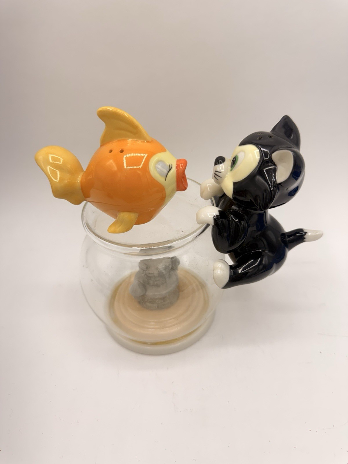 Disney Auctions LE 350 Figaro Cleo Fish Bowl Salt & Pepper Shakers HTF Pinocchio