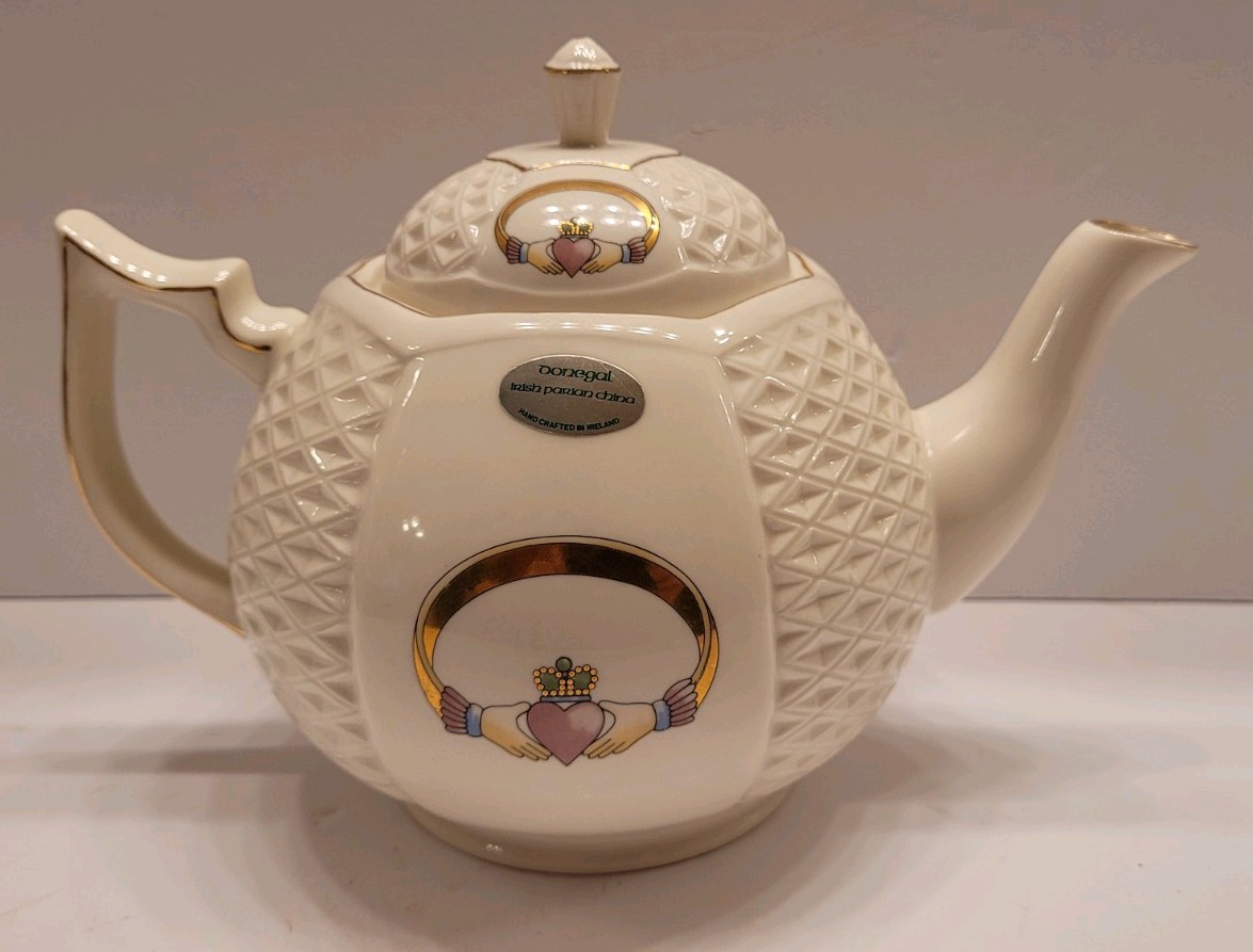 New Vintage Donegal Parian China Irish Claddagh Ring Design Teapot Ireland New Vintage Donegal Parian China Irish Claddagh Ring Design Teapot Ireland