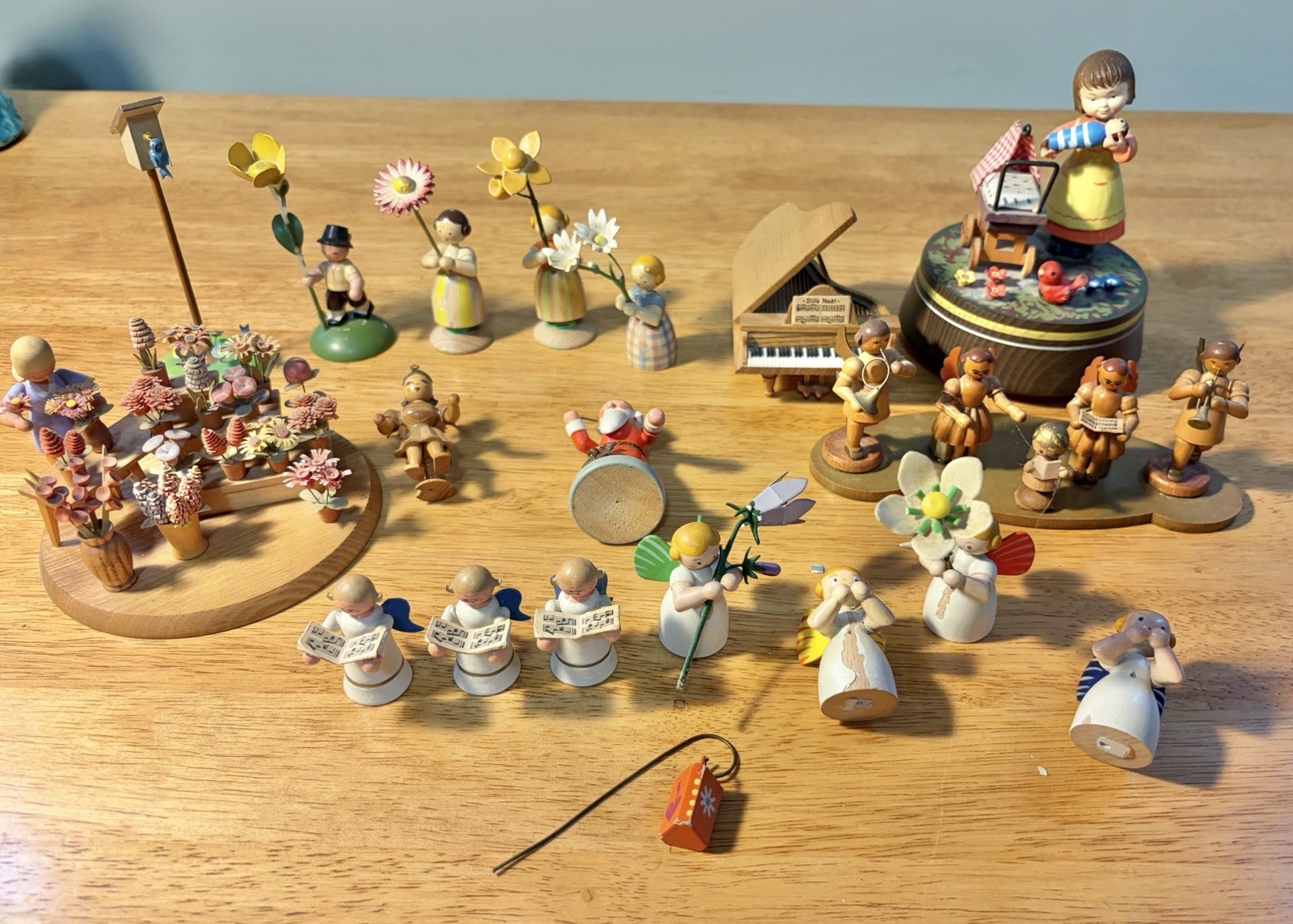 22 Vintage ERZGEBIRGE HERGESTELLT GERMANY  Wooden FIGURINES LOT