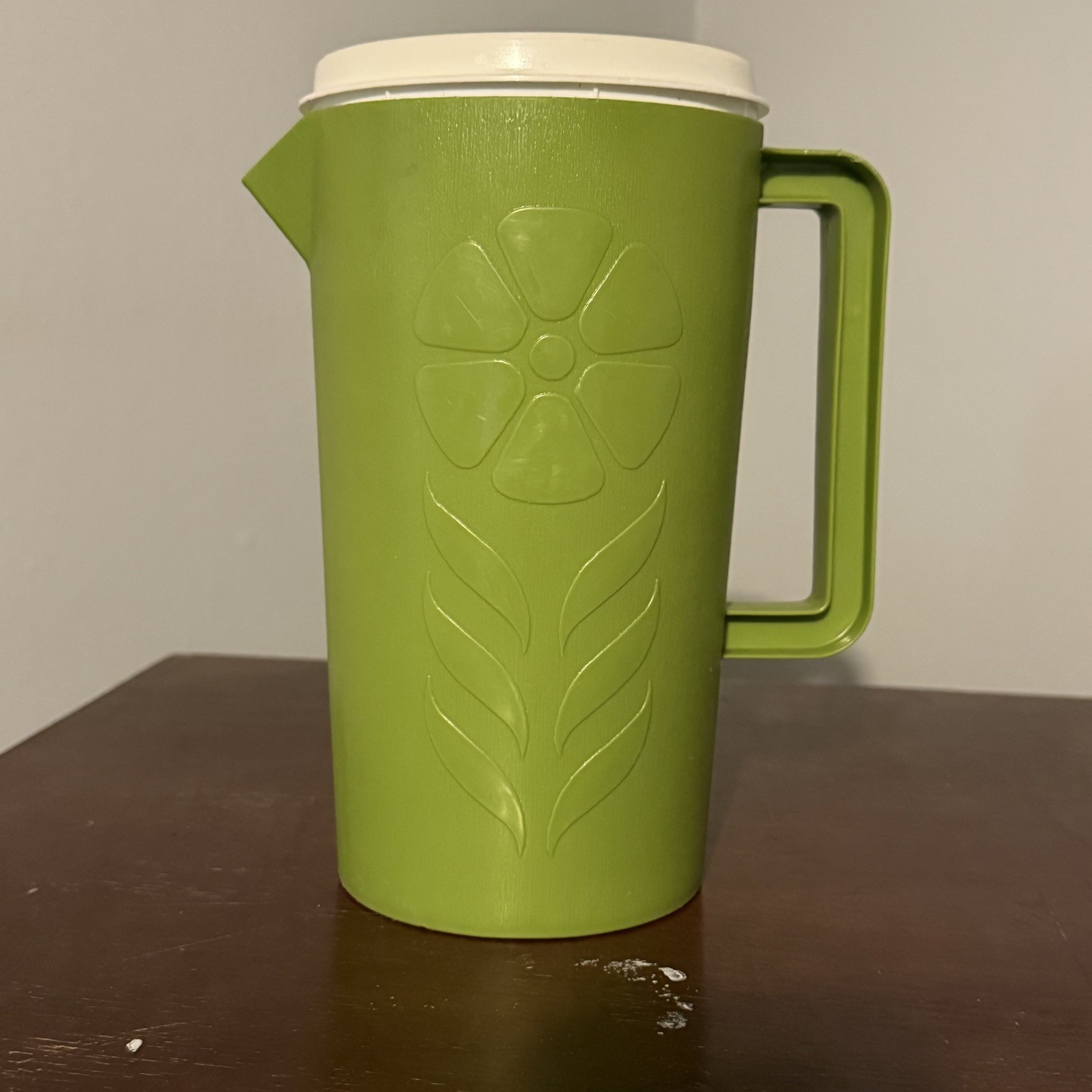 Vintage Avocado Green Plastic Pitcher Sterilite 441 Flower Design With Lid