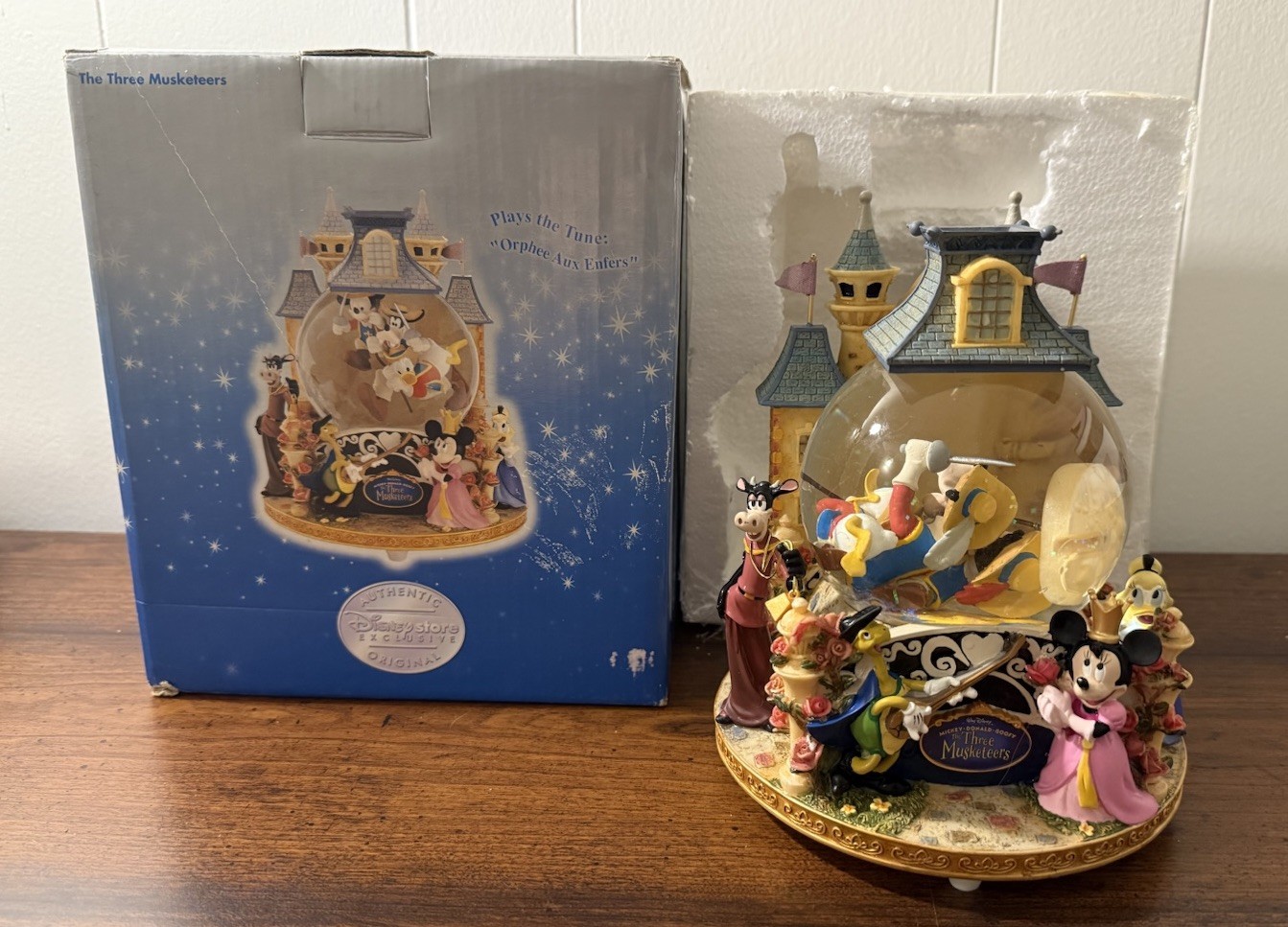 Disney Three Musketeers 7.5” Snow Globe Mickey Mouse Goofy Orphee Aux Enfers Box Disney Three Musketeers 7.5” Snow Globe Mickey Mouse Goofy Orphee Aux Enfers Box