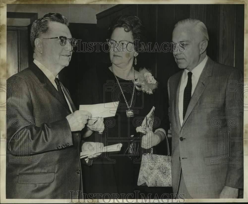 1967 Press Photo Harnett Kane with Mrs. S.L. Wright Jr. and Ray Samuel 1967 Press Photo Harnett Kane with Mrs. S.L. Wright Jr. and Ray Samuel