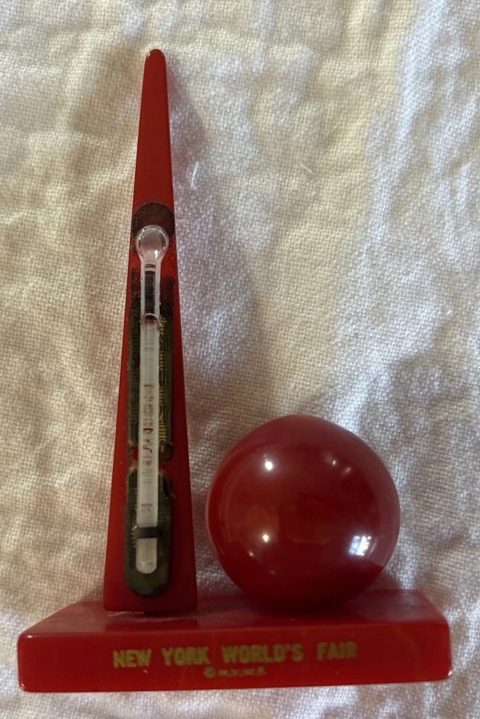 Vintage Bakelite 1939 NY Worlds Fair Trylon & Perisphere With thermometer. Vintage Bakelite 1939 NY Worlds Fair Trylon & Perisphere With thermometer.