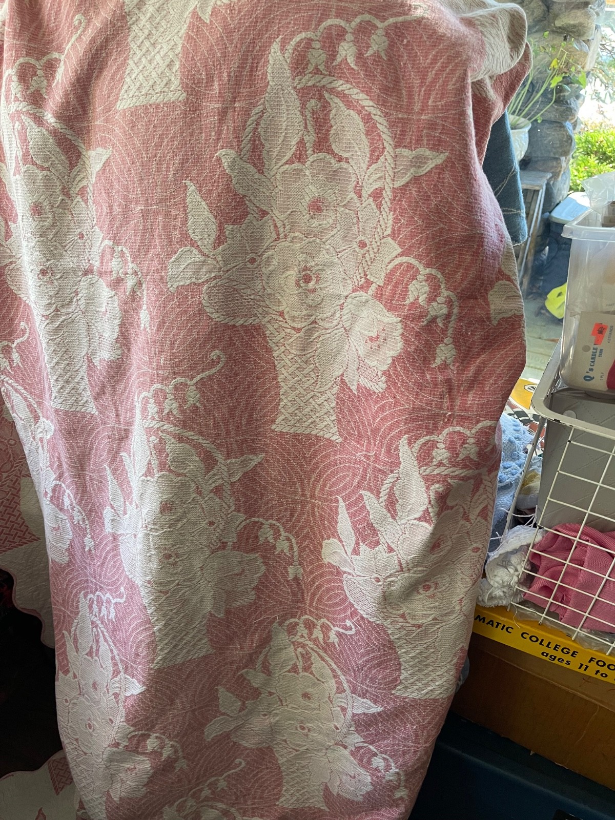 VINTAGE BATES COTTON JACQUARD COVERLET CURTAIN THROW REVERSIBLE PINK WHITE NU