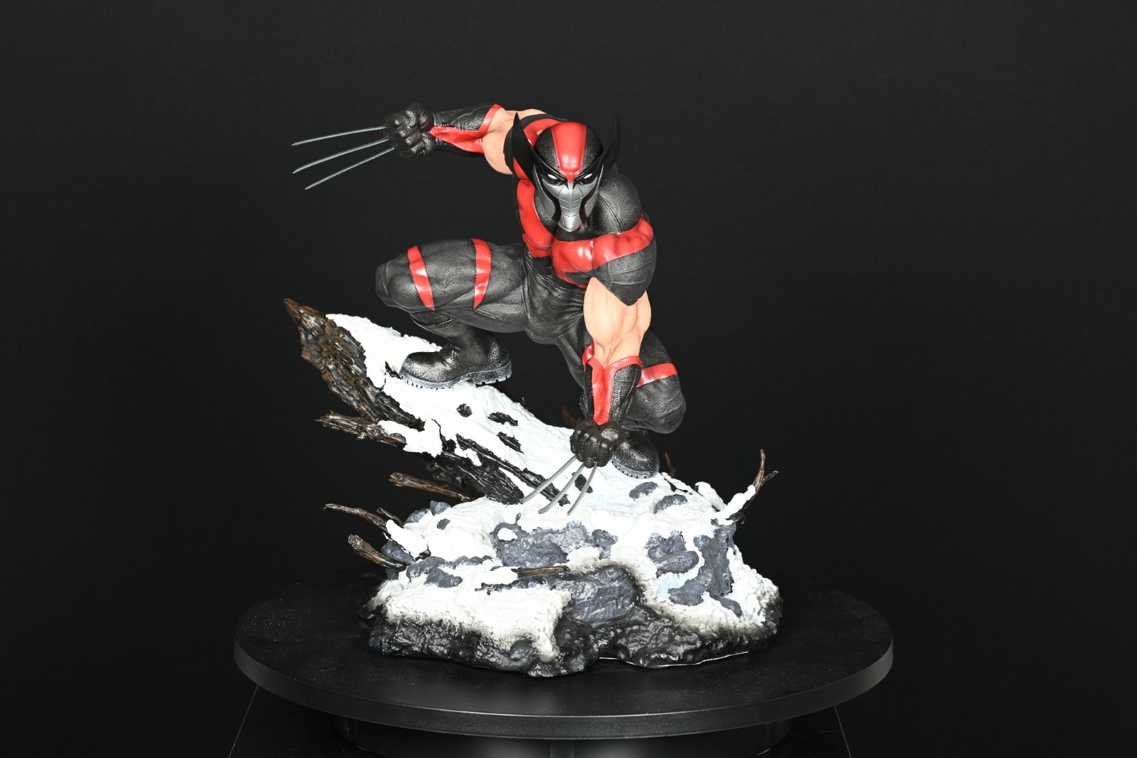 Ultimate Wolverine 1/4 Scale Statue Qubit Collectibles Limited Edition