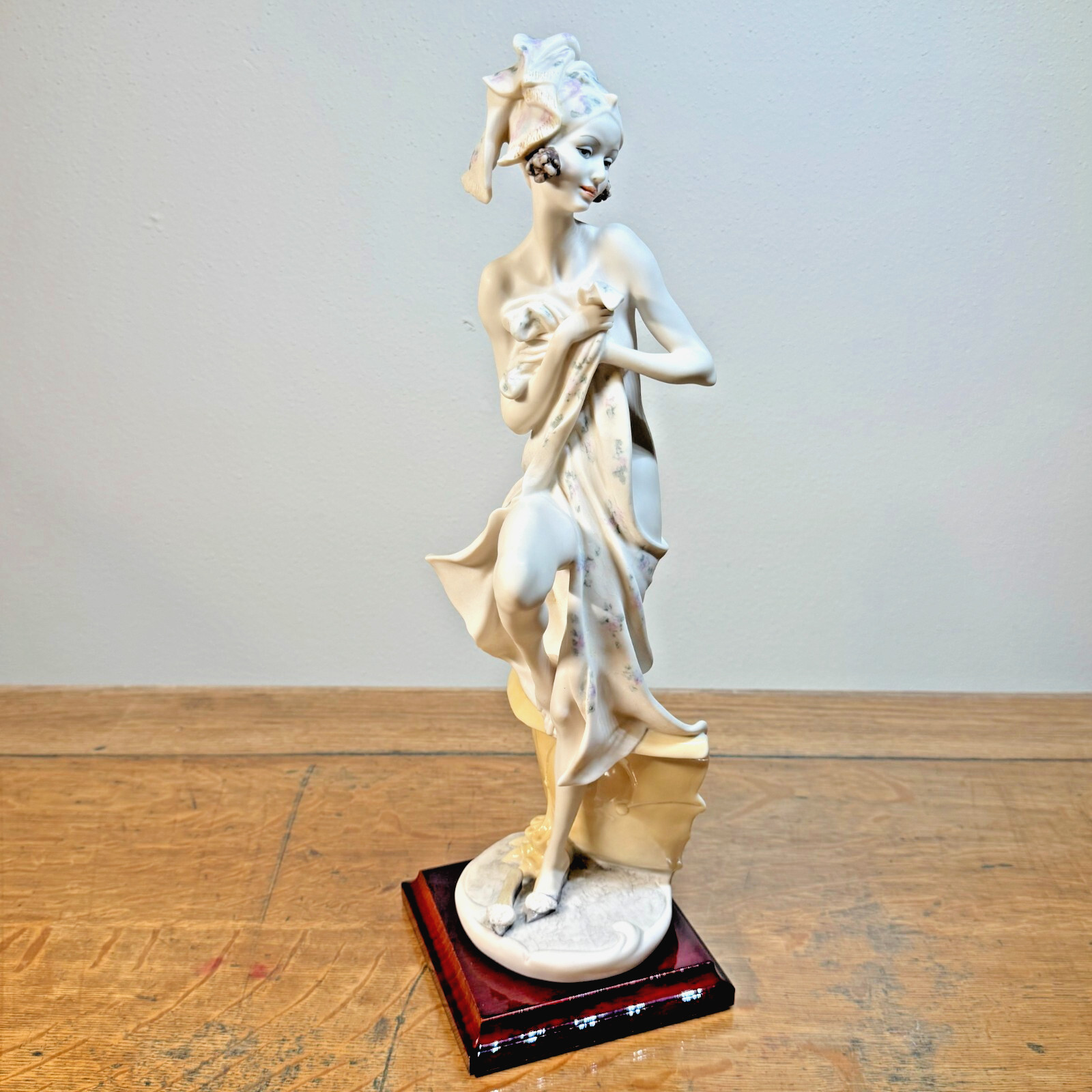 Giuseppe Armani Beauty At The Bath Bathing Beauty Porcelain Figurine