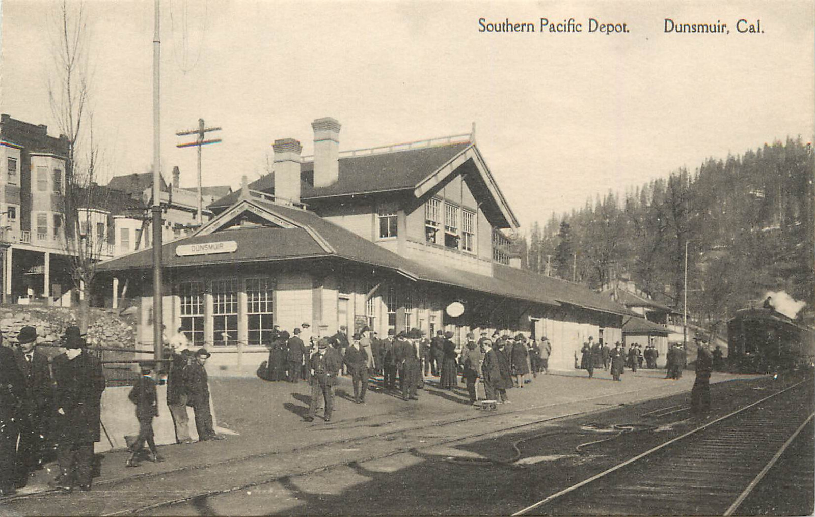 Postcard Dunsmur CA Southern Pacific Depot Siskiyou County Train Station