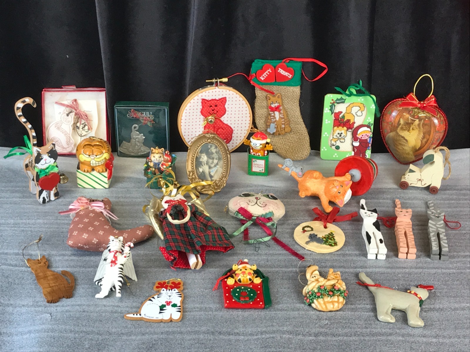Lot of 26 CAT KITTY Christmas Ornaments Enesco, Wood, Pewter, Cloth Garfield ++