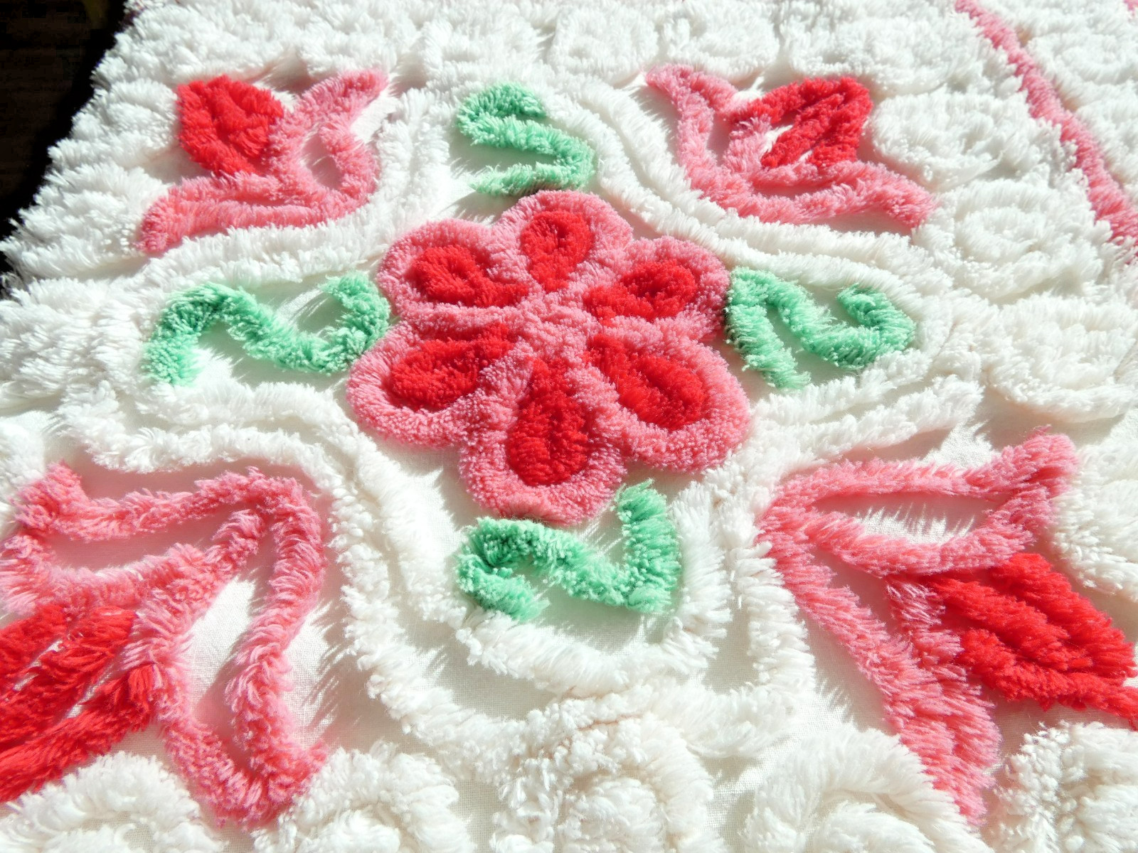 VTG CHENILLE BEDSPREAD FABRIC FLOWERS RED&PINK GRN LEAVES ON WHITE 37x16 INCH A+