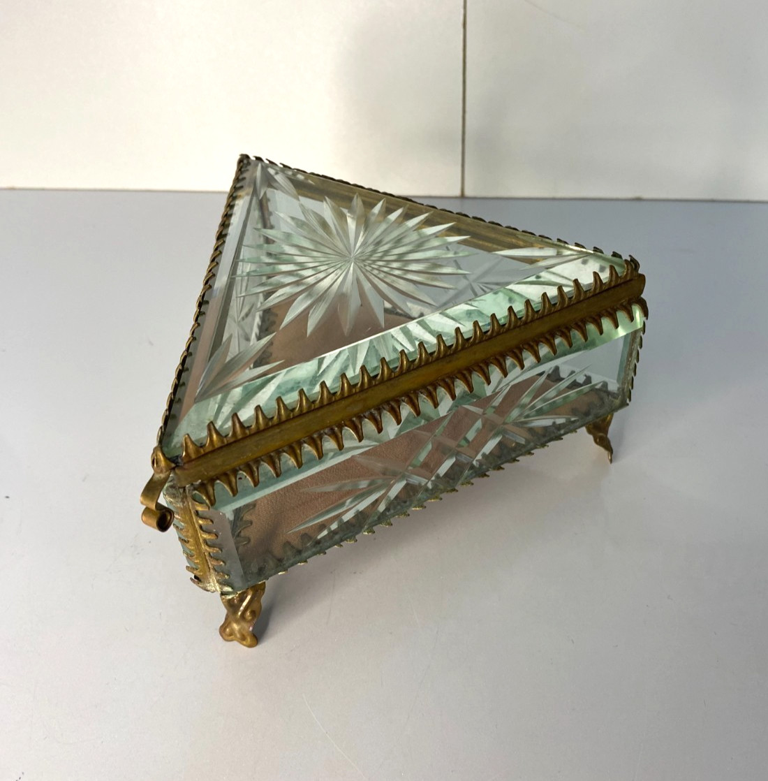 ANTIQUE METAL BEVELLED GLASS CRYSTAL TRINKET CASKET JEWELLERY Reliquary  BOX