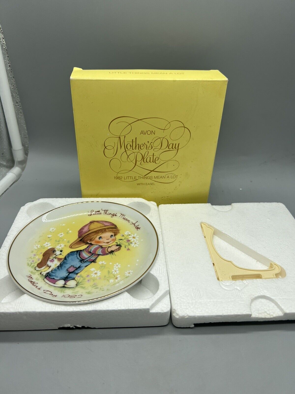 Avon 1982 Mothers Day Porcelain Plate 22k Gold Trim Little Things Mean A Lot NEW