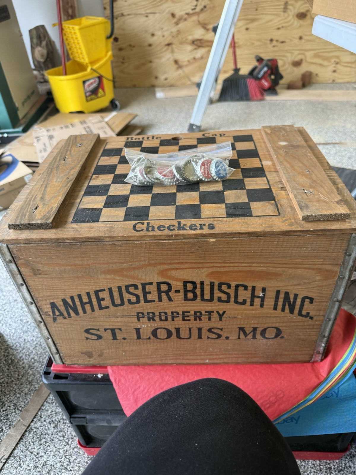 Vintage ANHEUSER-BUSCH INC BUDWEISER Wooden Crate Box w/Bottle Cap Checkers 🔵🔴