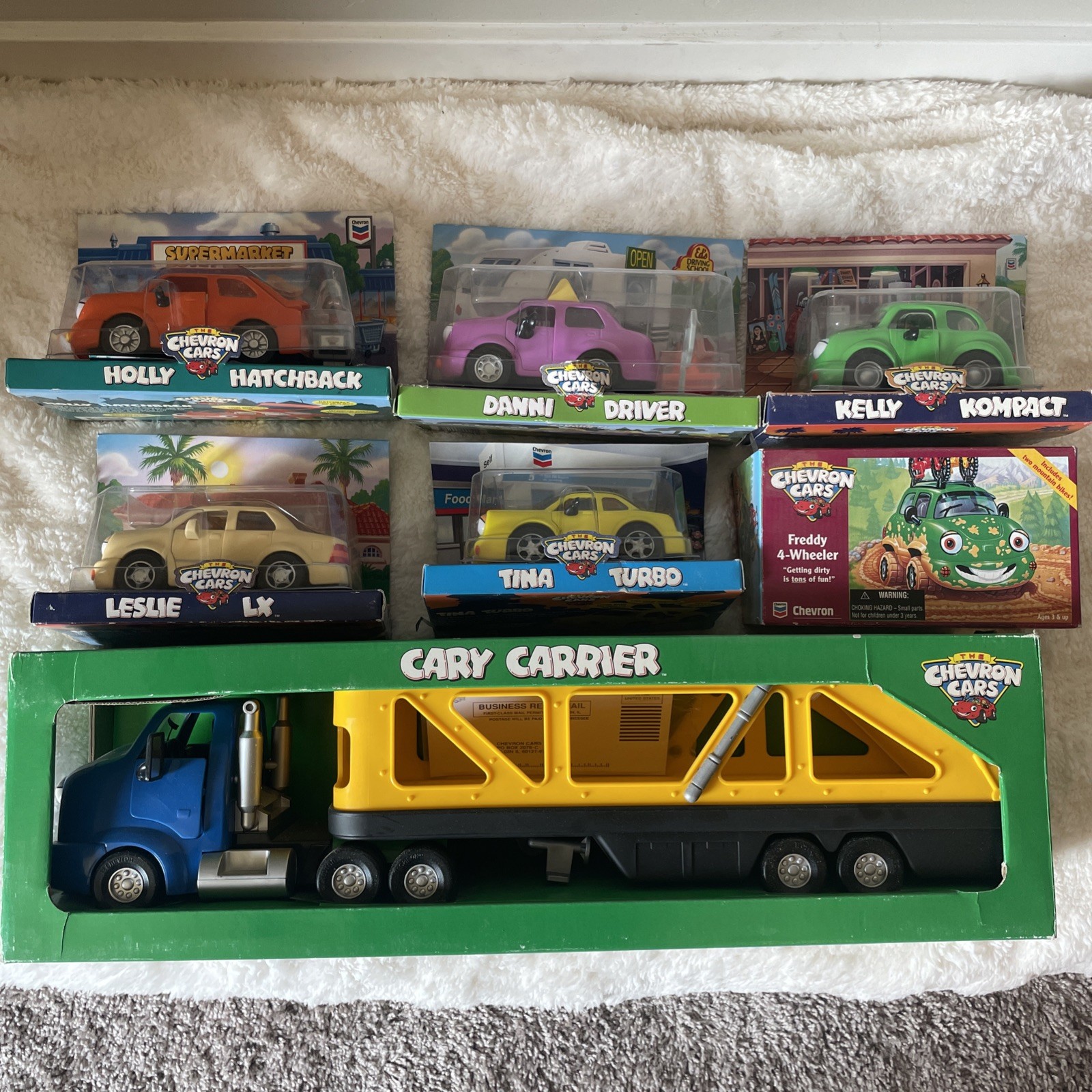 Chevron Cars Cary Carrier + 6 Cars NIB Tina Holly Kelly Danni Leslie Freddy