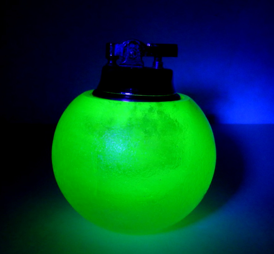 VINTAGE URANIUM VASELINE GLASS CRACKLE BALL TABLE LIGHTER - MADE IN JAPAN