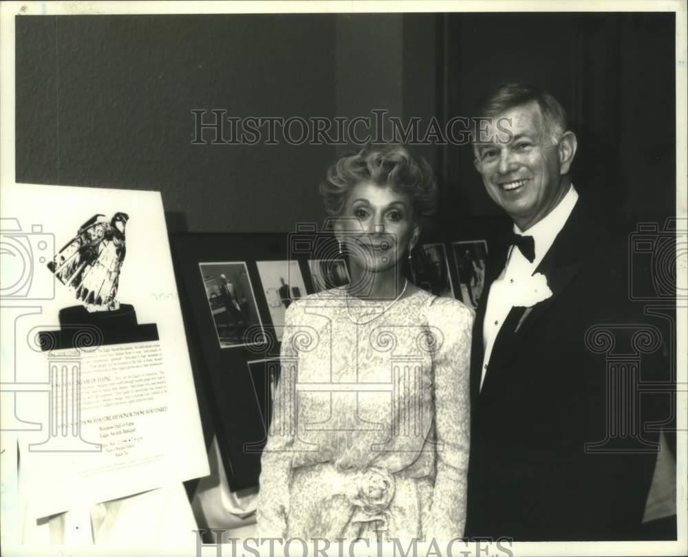 1990 Press Photo Margie and Victor Kirschman With Junior Achievement Award