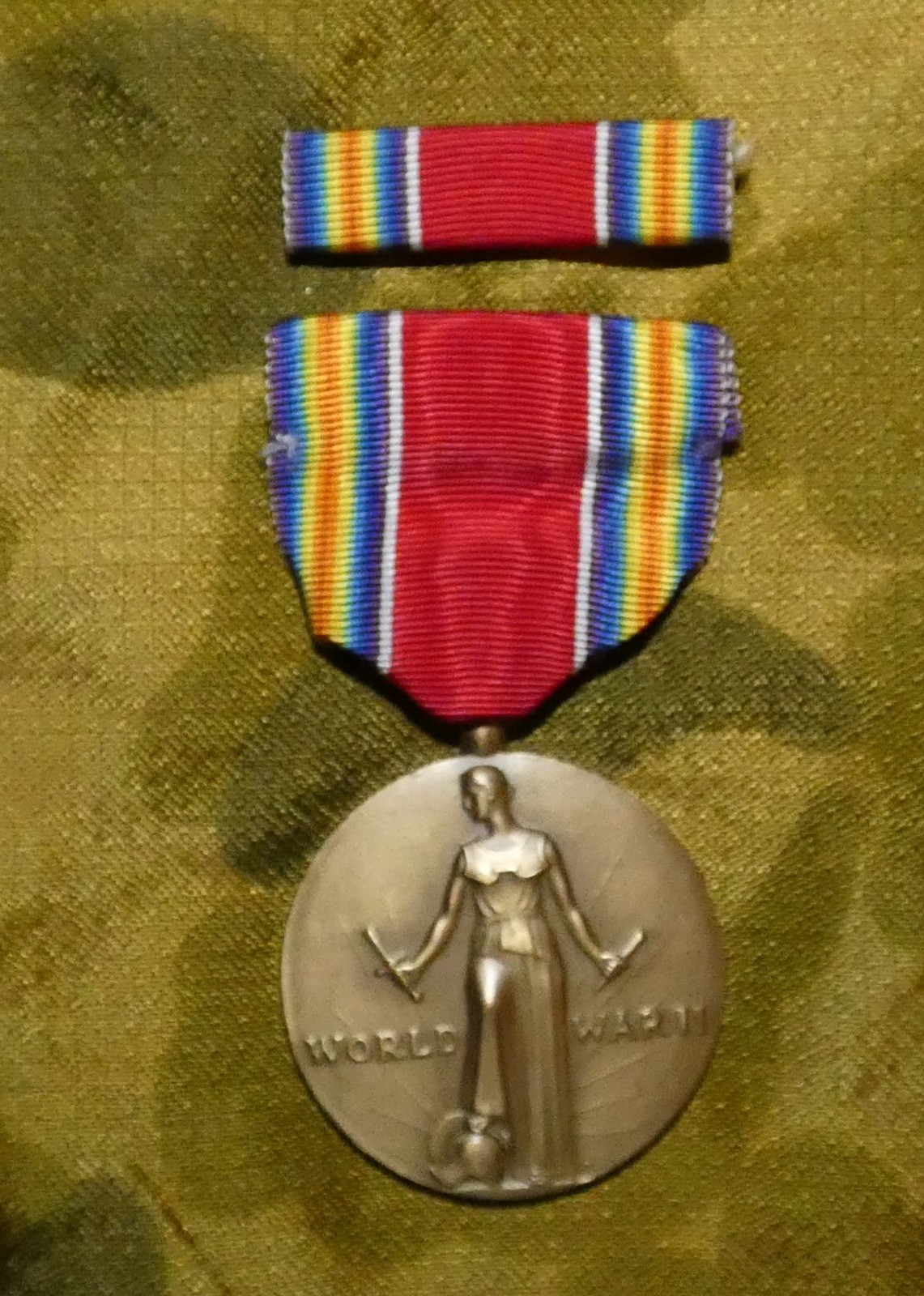 Original WW2 US Second World War Victory Medal & Ribbon Set (slot brooch)