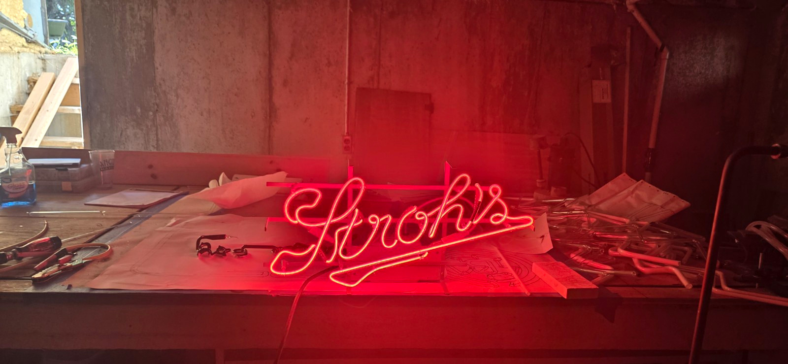 Vintage Stroh's Red Neon Sign w/ 120V Transformer, Glass/Metal, 1983