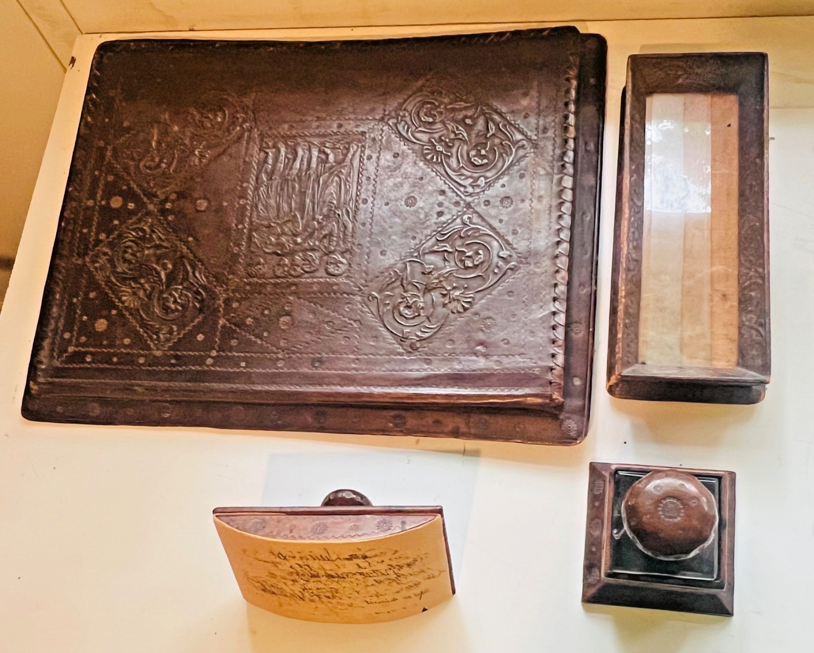 Antique 4-Pc Italian Embossed Leather Desk Set Blotter Pen Tray Inkwell Rocker