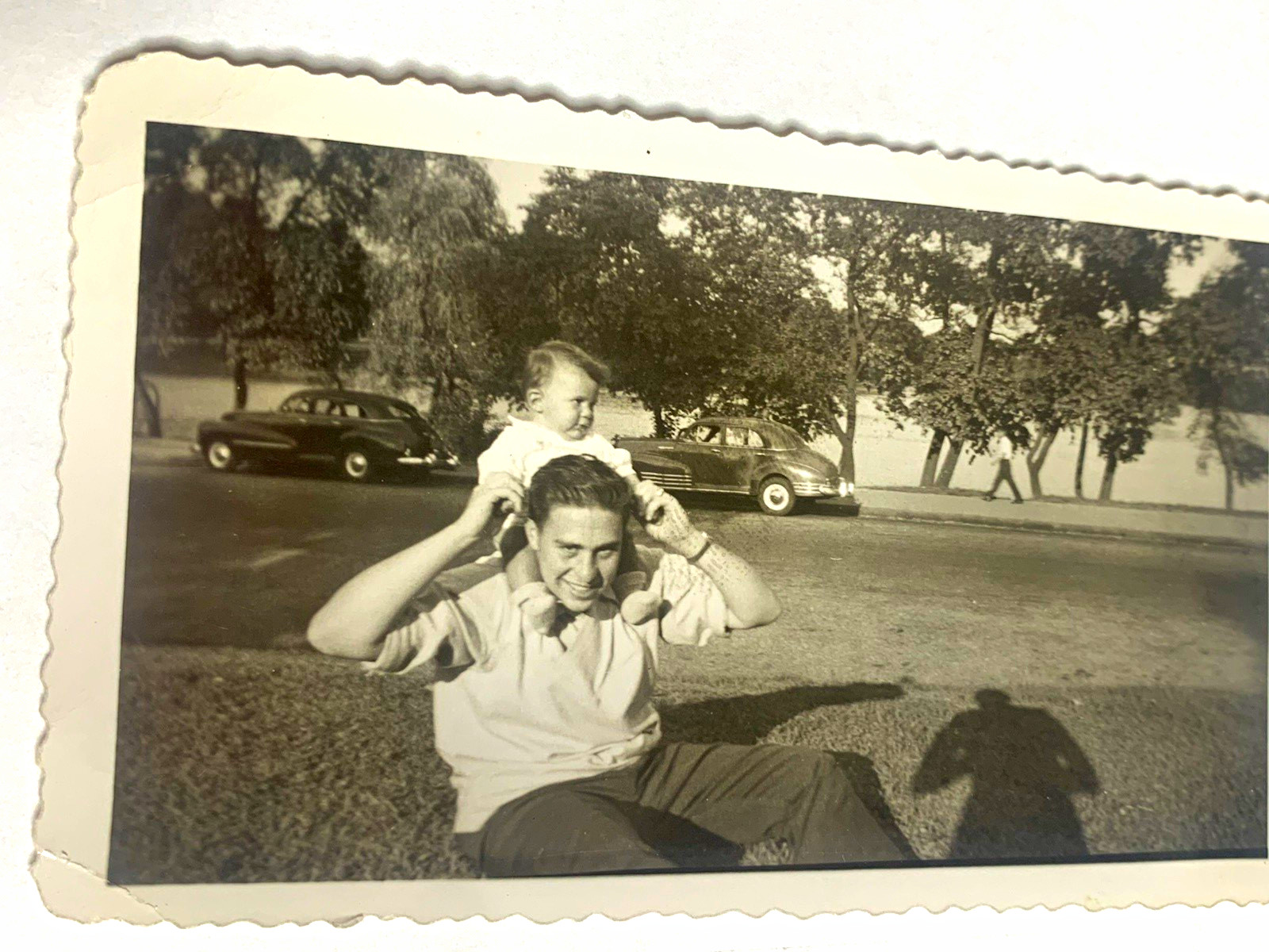 Vtg original B&W snapshot photo shadow cute father cars 1950s dad affectionate
