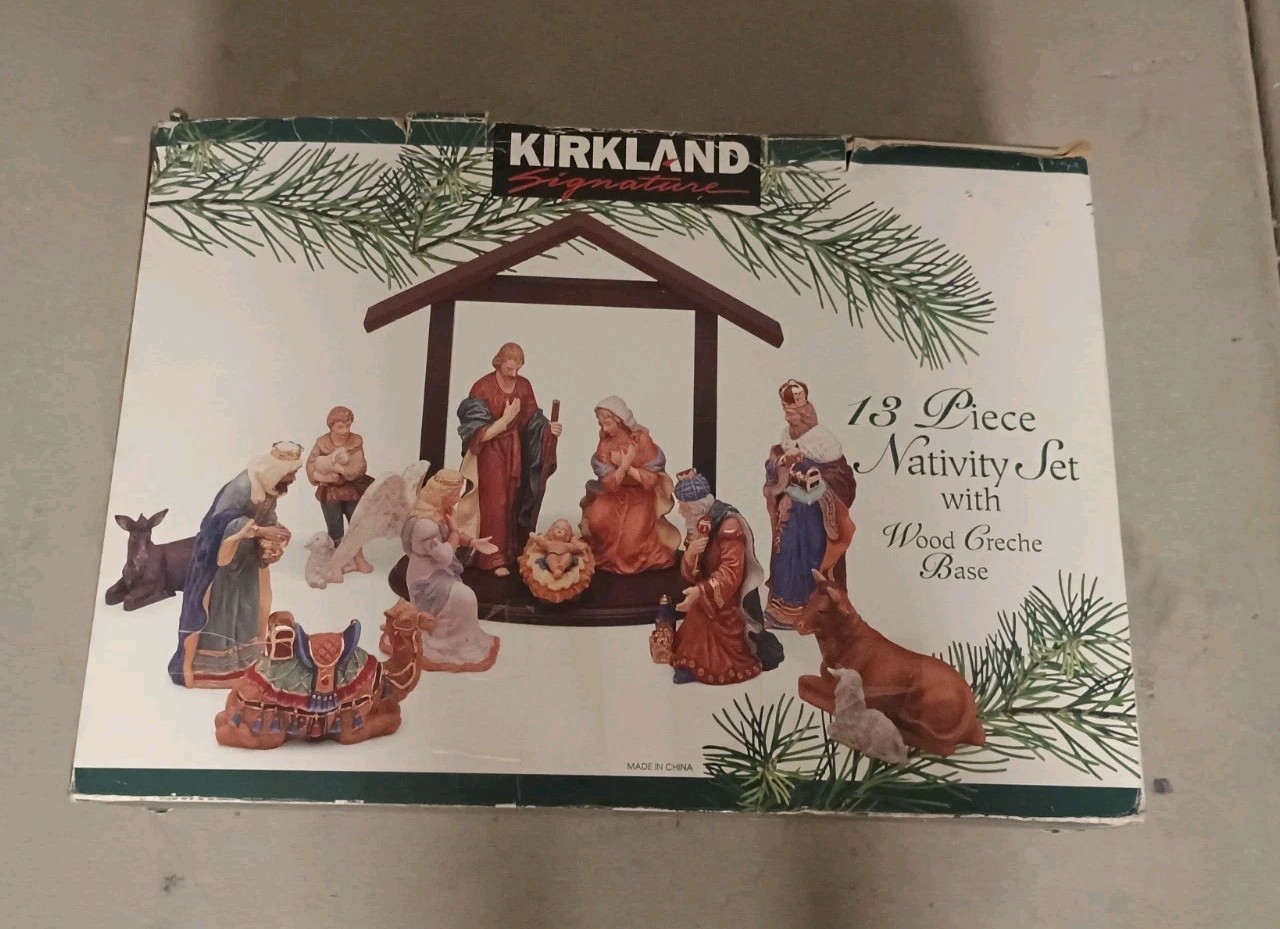 Kirkland Signature 18 Piece Nativity Set With Wood Greche Base Pre-owned