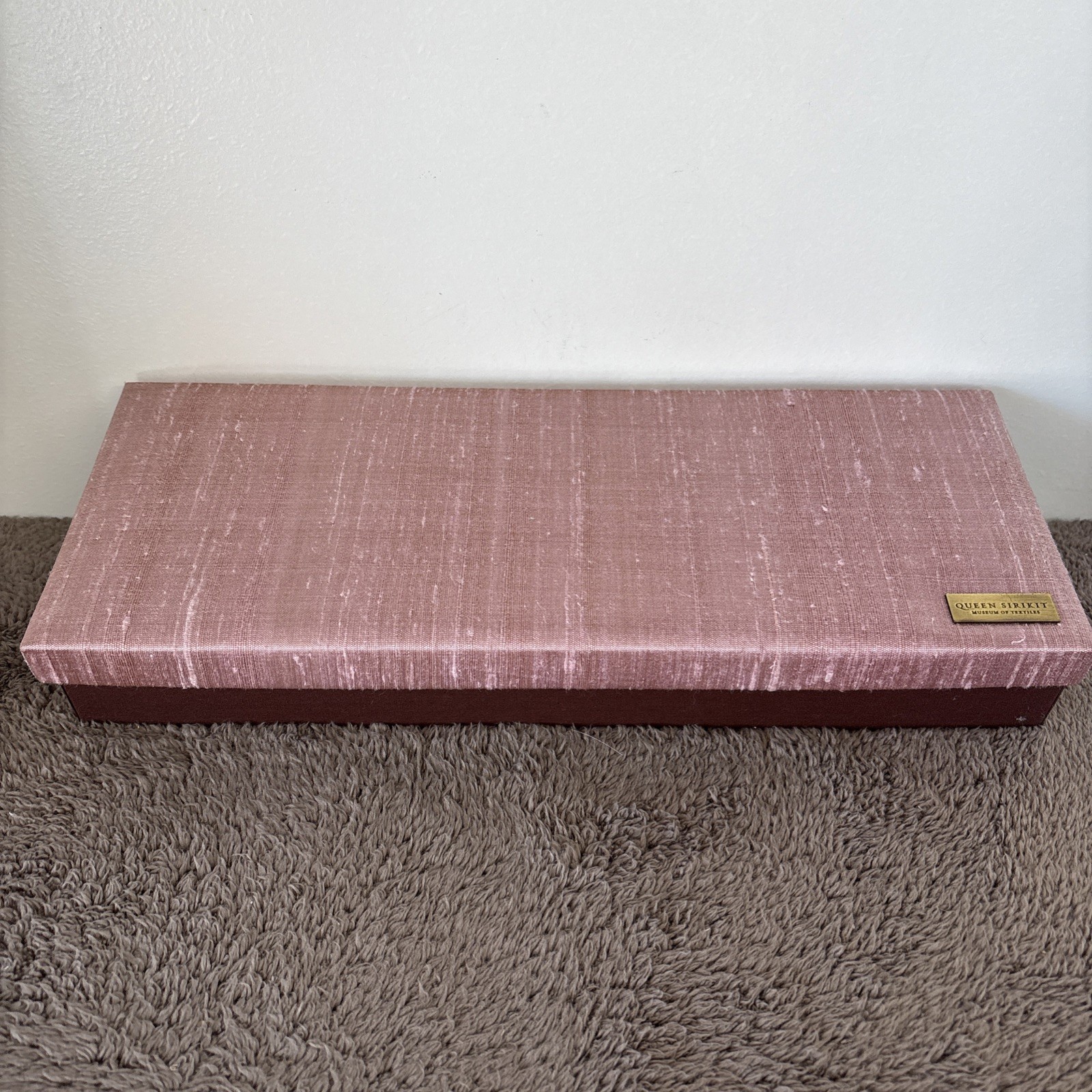 Queen SiriKit Museum of Textiles Set of 4 Silk Placemats in Cloth Covered Box