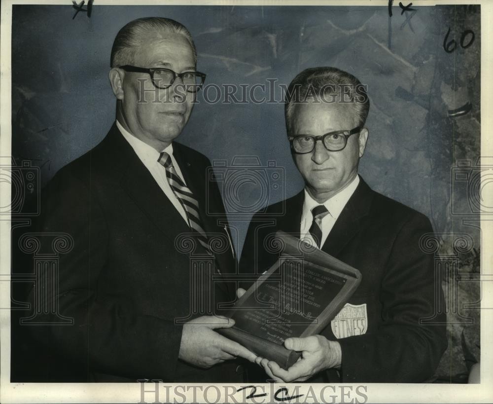 1969 Press Photo Don Higgins presents \