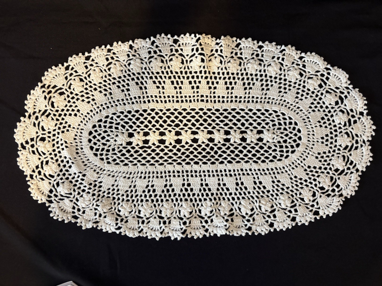 1 VTG Oval Handmade White Cotton Crochet Lace Doily Floral Shell Border 20x11.5
