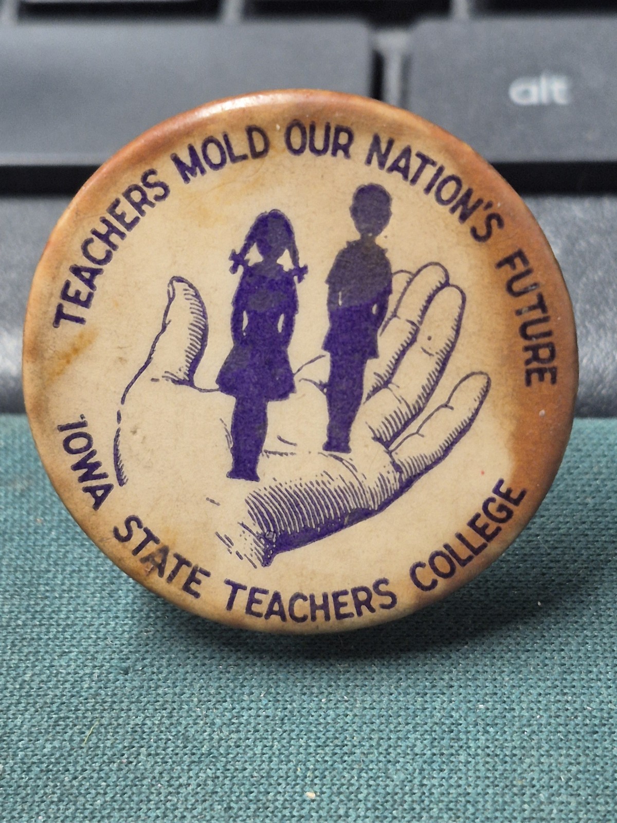 VINTAGE 1940\'S IOWA STATE TEACHERS COLLEGE UNI NORTHERN IOWA PIN PINBACK
