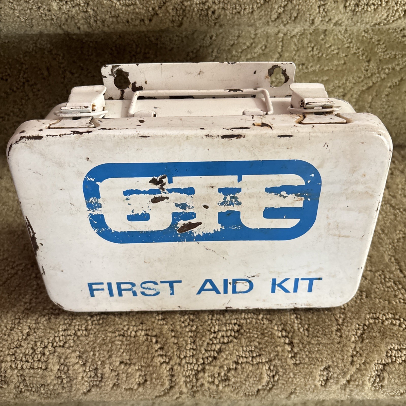 Vintage GTE General Telephone company First Aid Kit White Blue Metal Box FULL 