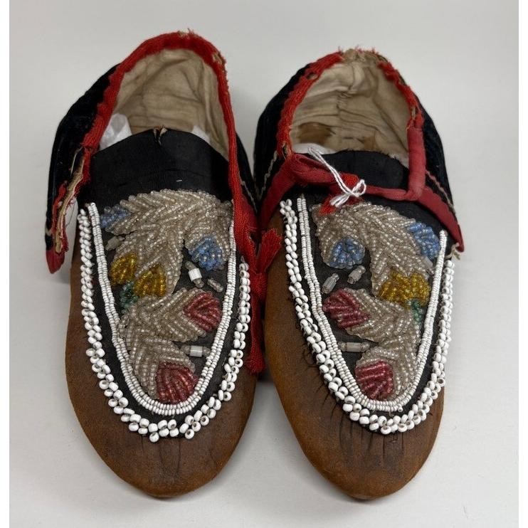 1900s Moccasins Northeast Native American Iroquois Beaded Vamp Hide Velvet Cuff