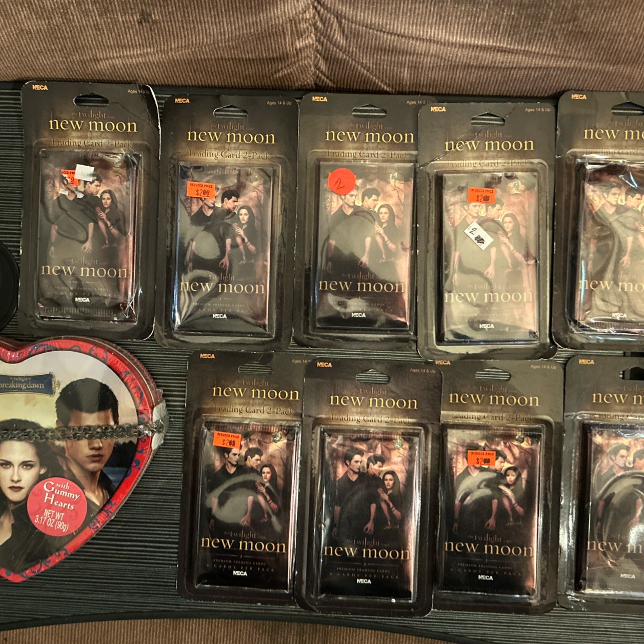 NEW-Twilight Saga Breaking Dawn-Heart Tin/Cullen Crest Necklace + 9 2 Pack Cards NEW-Twilight Saga Breaking Dawn-Heart Tin/Cullen Crest Necklace + 9 2 Pack Cards