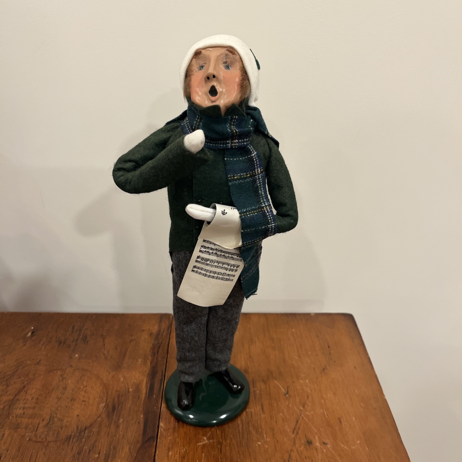 1989 BYERS CHOICE CHRISTMAS CAROLER Brown Hair Man Scarf Green Plaid Outfit