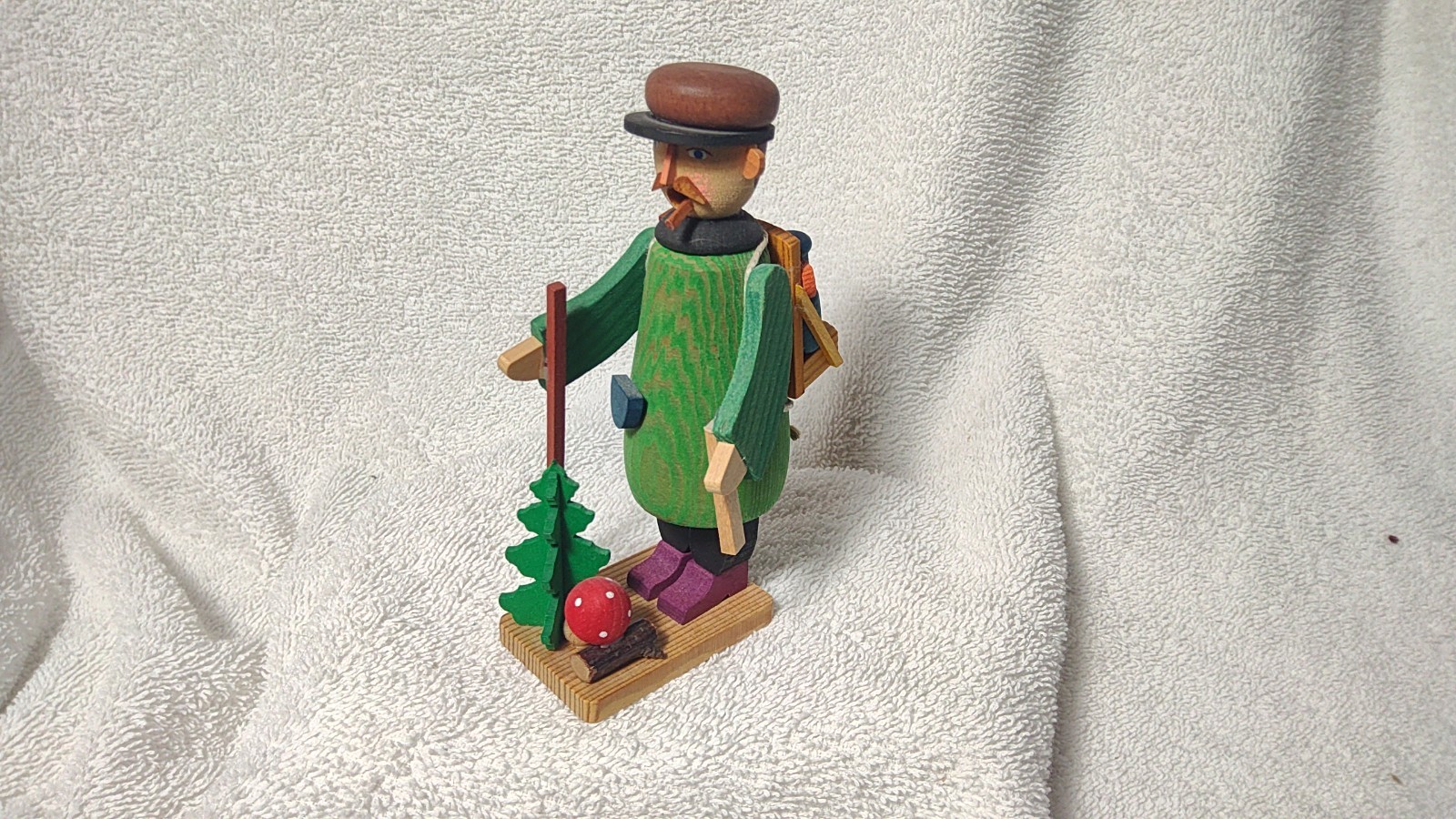 Vintage German  ERZGEBIRGE GRAUPISER Smoker Hiker/Woodsman 4.5\