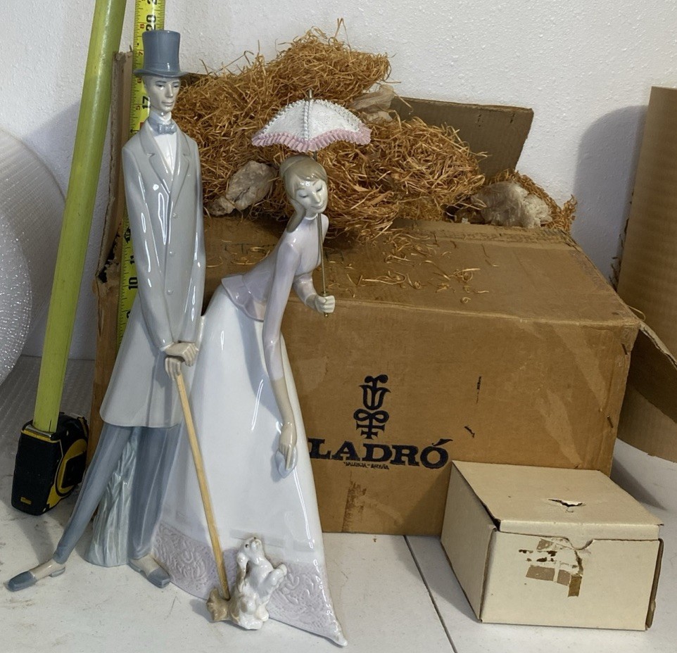 Nao by Lladro Spain 4563 Lovers Couple w/ Puppy & Parasol Umbrella, 19 1/2\