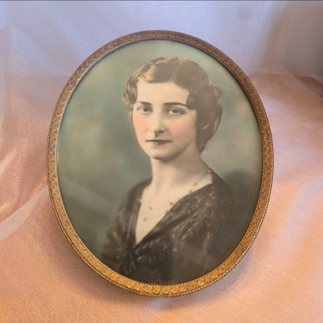 Antique metal oval picture frame with glass
