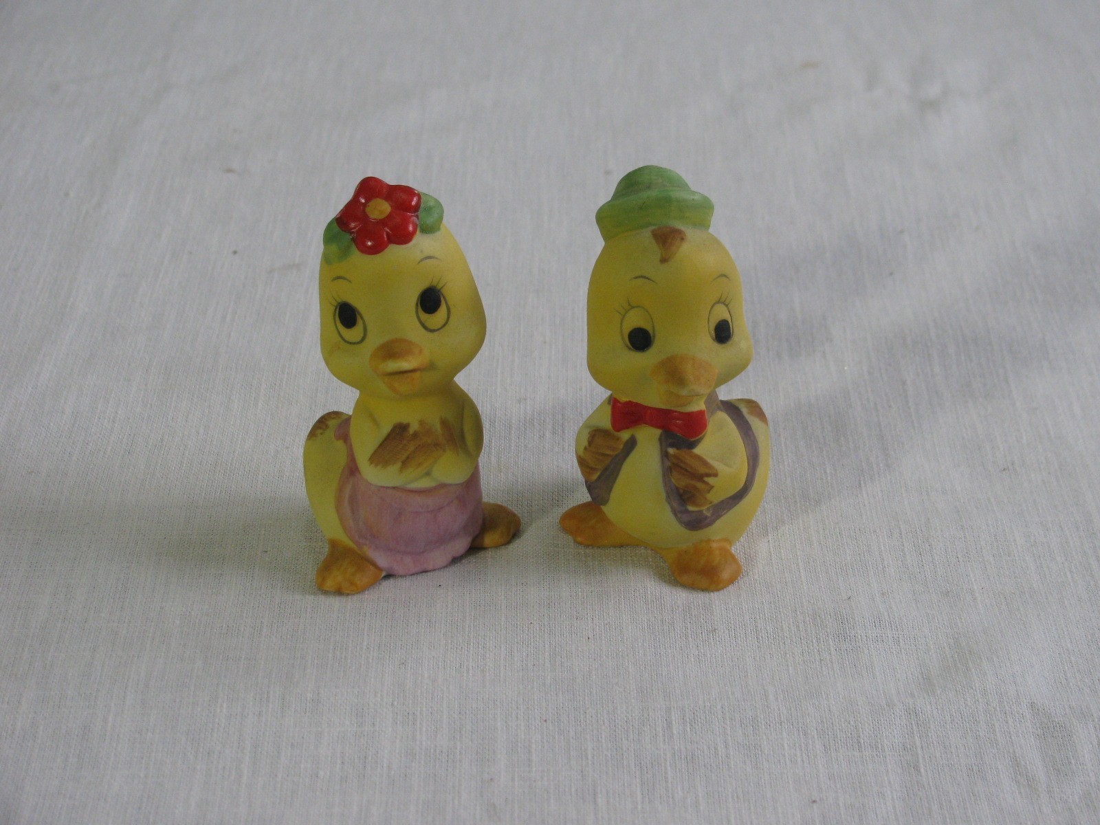 Vtg Ceramic Yellow Ducklings Salt & Pepper Shaker Set, Unmarked Vtg Ceramic Yellow Ducklings Salt & Pepper Shaker Set, Unmarked