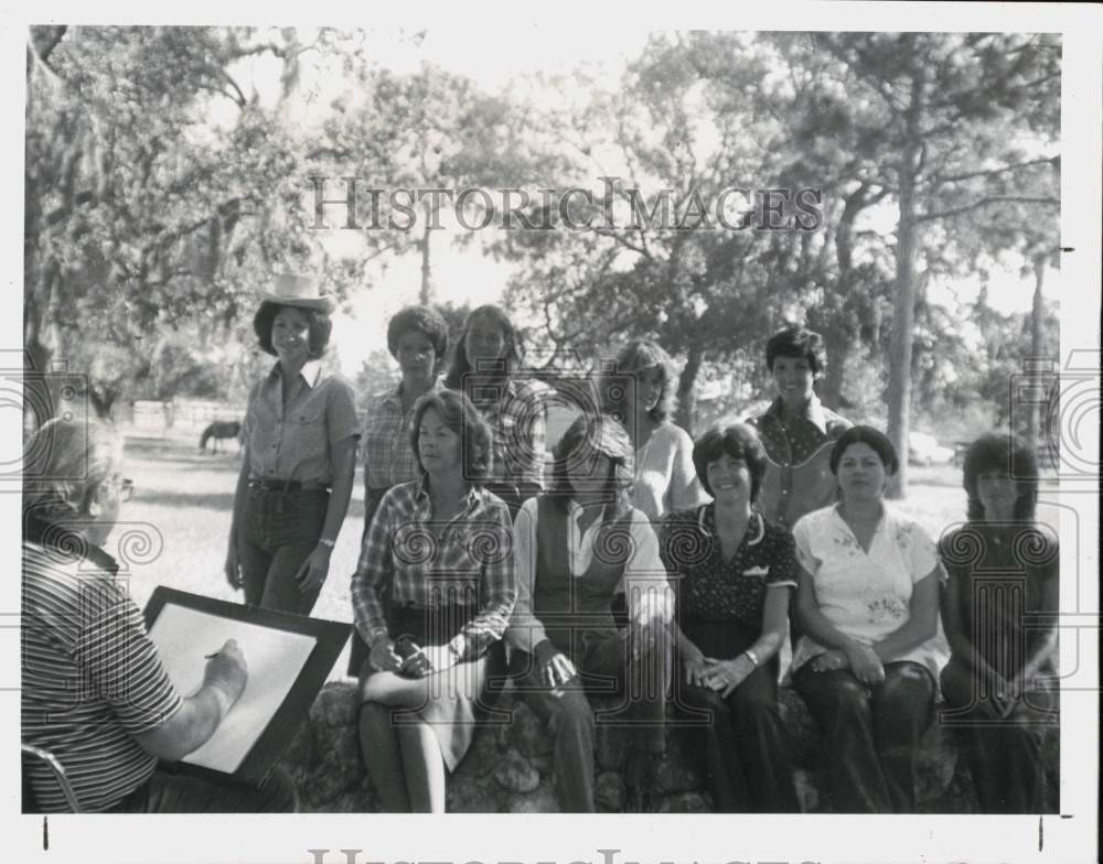 1970 Press Photo Jim Scilley sketches members of Junior Service League