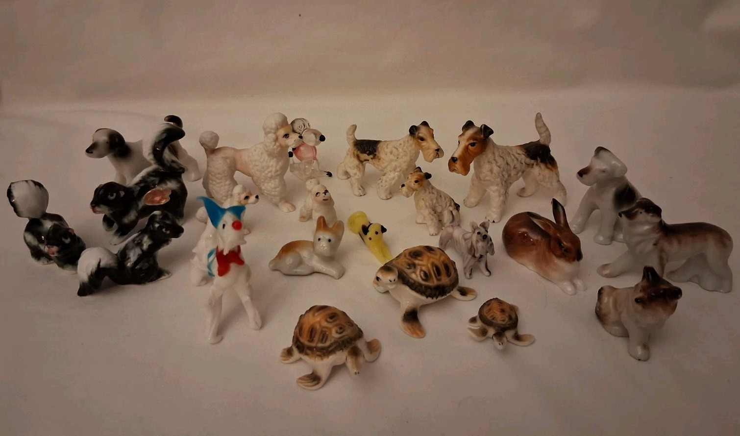 Lot of 22 Ceramic/Porcelain/Bone China/Glass/Plastic Mini Animal Figurines.