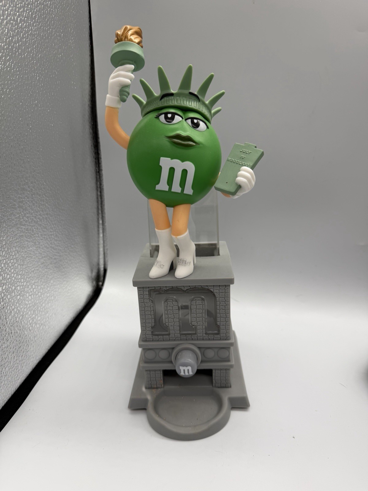 VINTAGE M&M\'s MM WORLD STATUE OF Ms. LIBERTY DISPENSE M&M\'s LADY GREEN