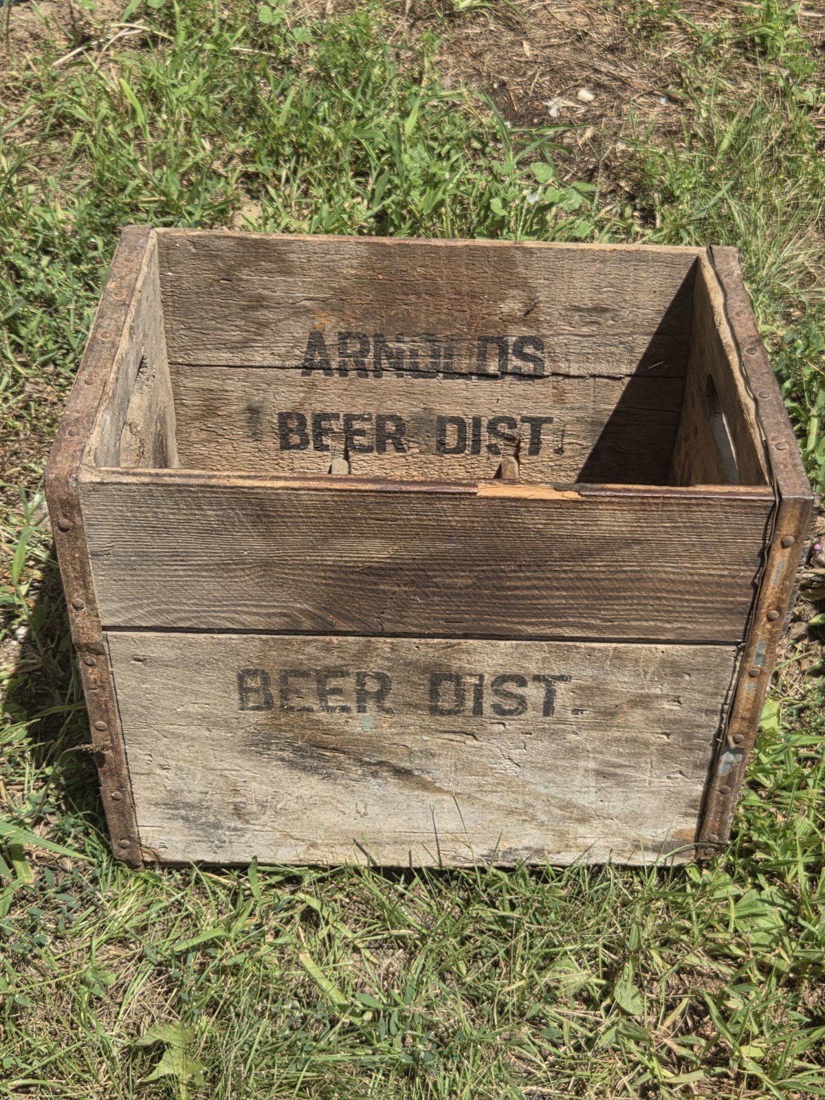 Vintage Arnold's Beer Dist. Corona, NY Wooden Beer Crate dividers Metal Strap Vintage Arnold's Beer Dist. Corona, NY Wooden Beer Crate dividers Metal Strap