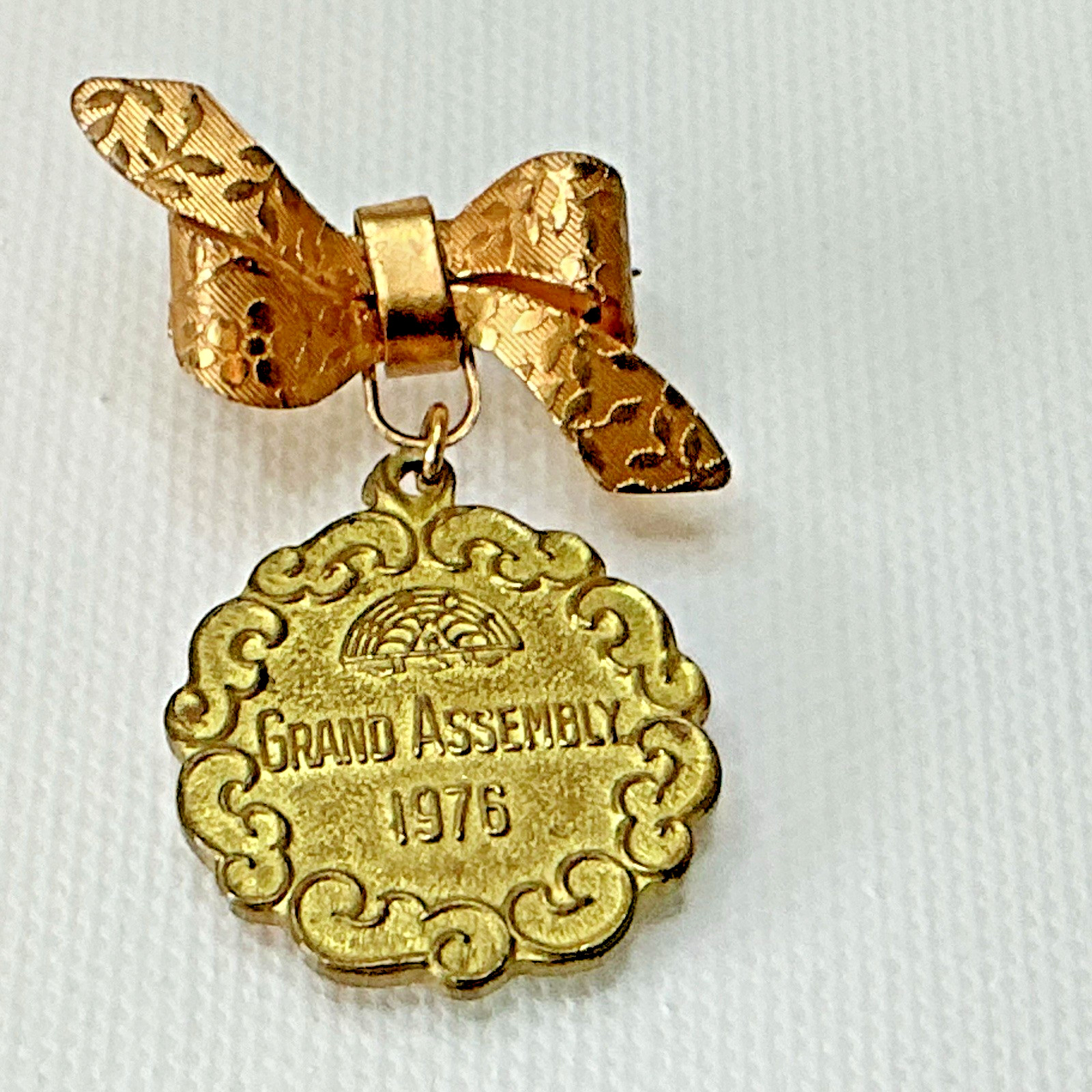 Vintage 1976 Rainbow Girls Grand Assembly Medal Pin Stange Jeweler Missouri (G5) Vintage 1976 Rainbow Girls Grand Assembly Medal Pin Stange Jeweler Missouri (G5)