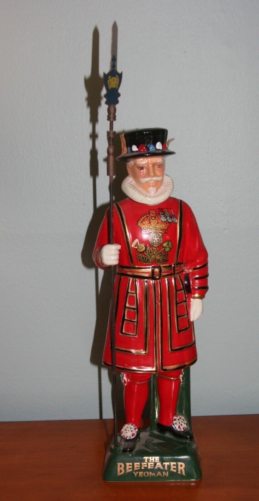 Vintage 1960s The Beefeater Yeoman Gin Ceramic Decanter Bottle Carlton Ware 