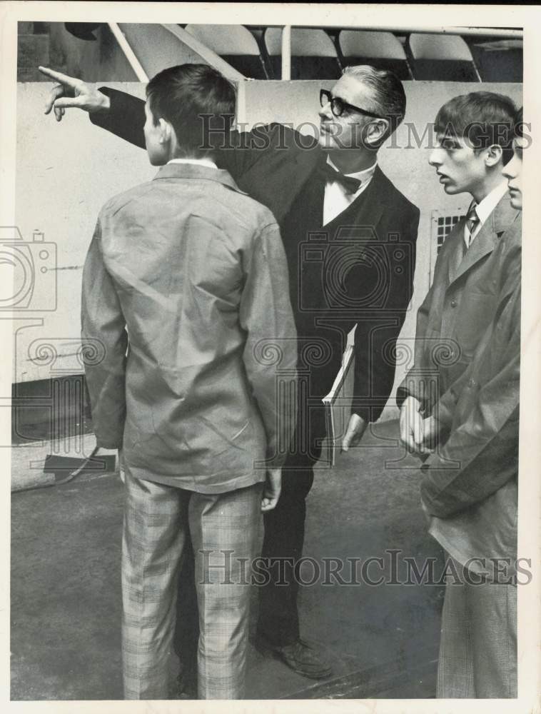 1969 Press Photo Cauble directs young ushers to posts at Independence Arena