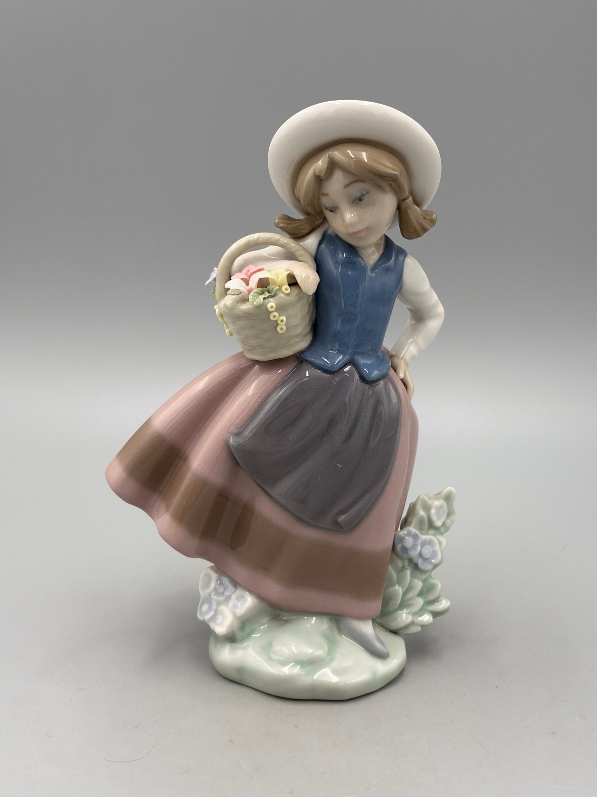 Lladro Spain Porcelain Figurine #5221 Sweet Scent Girl w/ Flower Basket Retired