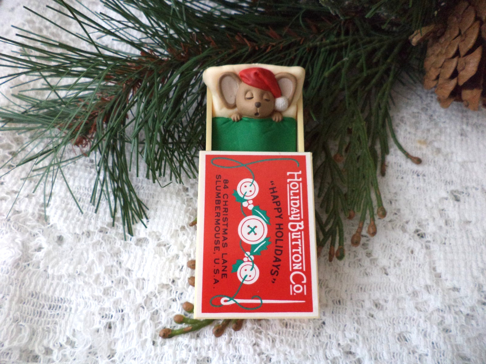 VTG 1984 HALLMARK CARDS CHRISTMAS MOUSE SLEEPING  in BUTTON  BOX PLASTIC 3”