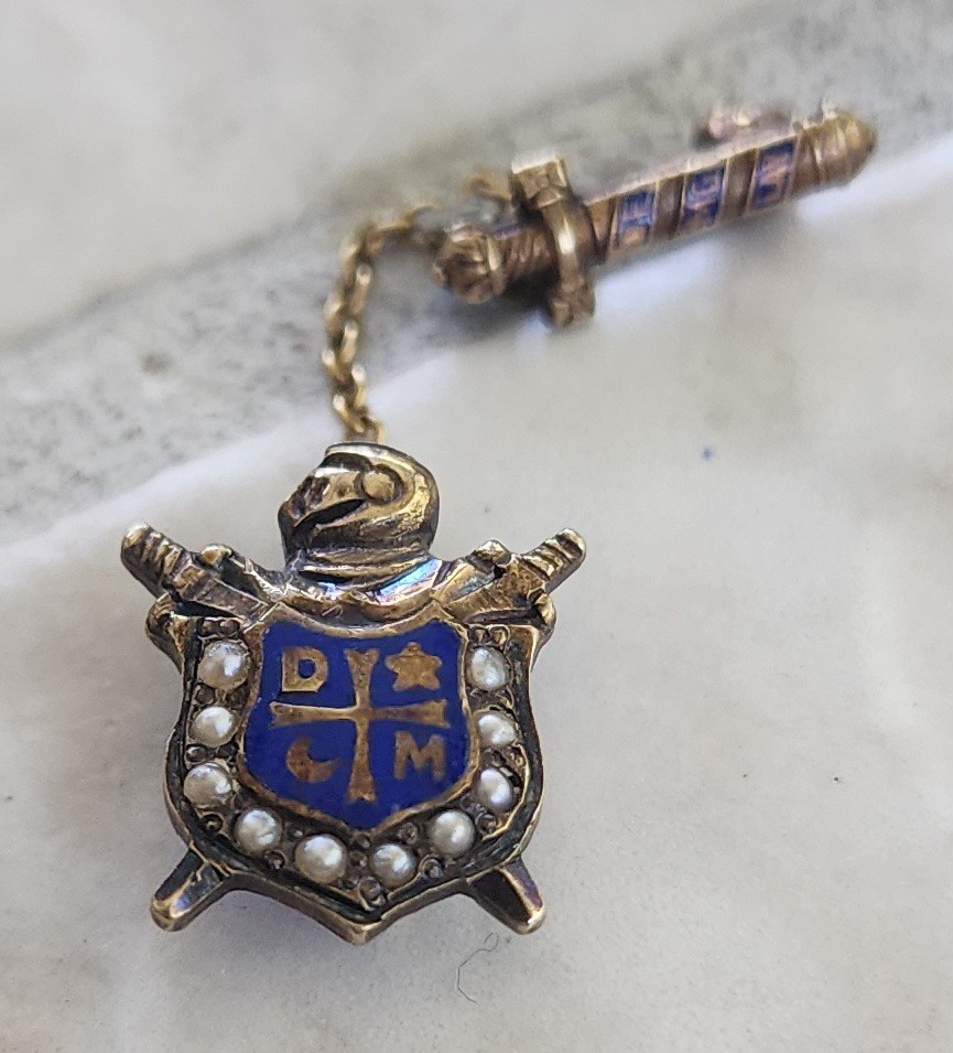 Vtg 10K Gold Masonic DeMolay badge & guard Shield Sword Pin enamel 2.5g gold