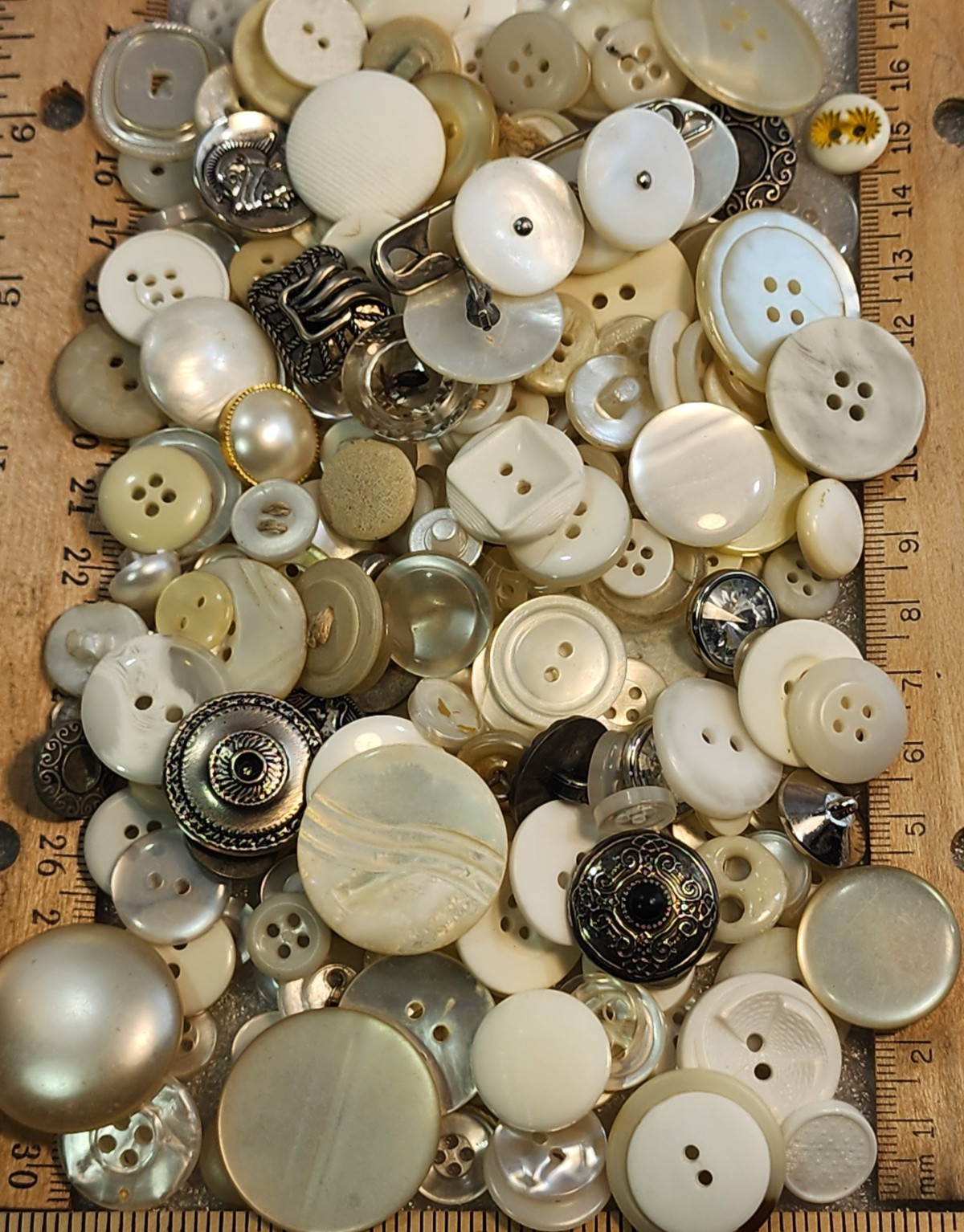 250 Buttons - Mostly Vintage from Estate Collection - #36 250 Buttons - Mostly Vintage from Estate Collection - #36